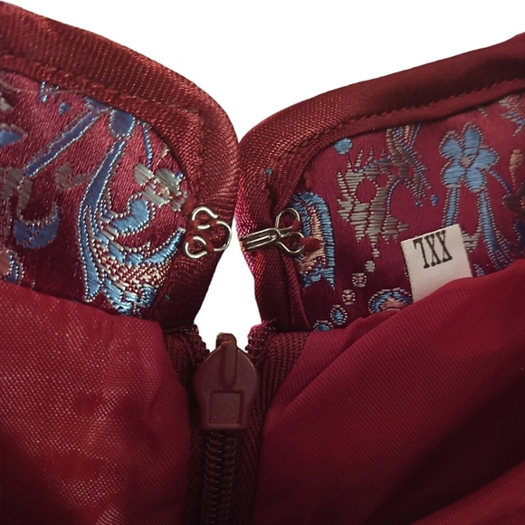 Woman's dress - Picture 2 of 7